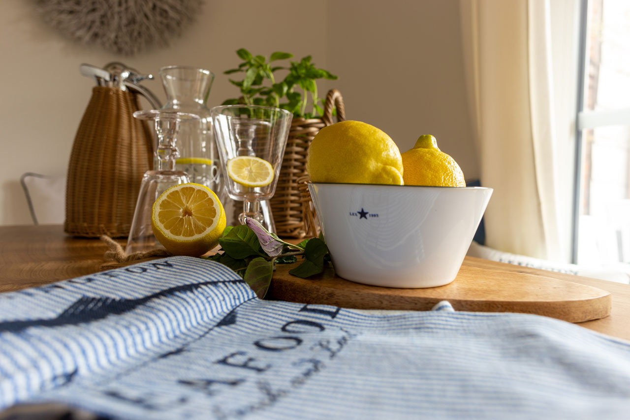 Esstisch mit Gläsern, Tuch & Zitronen Hotel Fotografie The Little Cozy