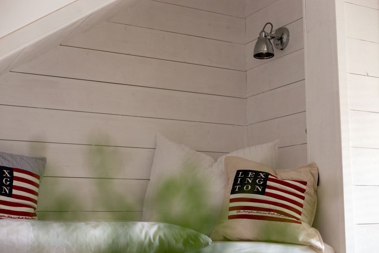 Gästebett mit Kissen & Lampe Hotel Fotografie The Little Cozy